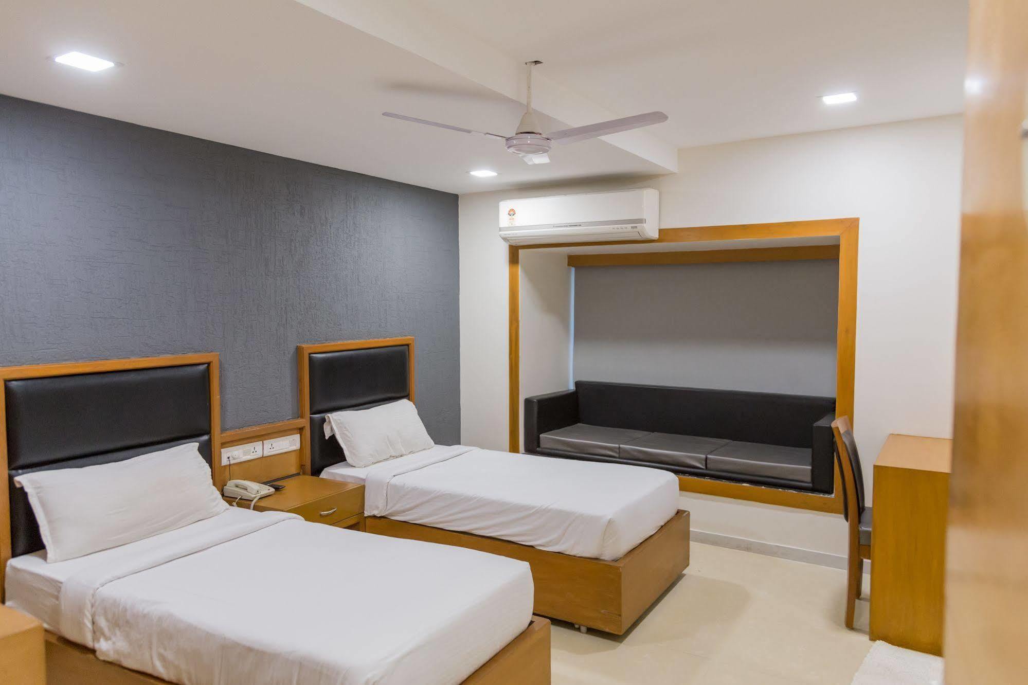Hotel Ahmedabad Vastrapur Extérieur photo