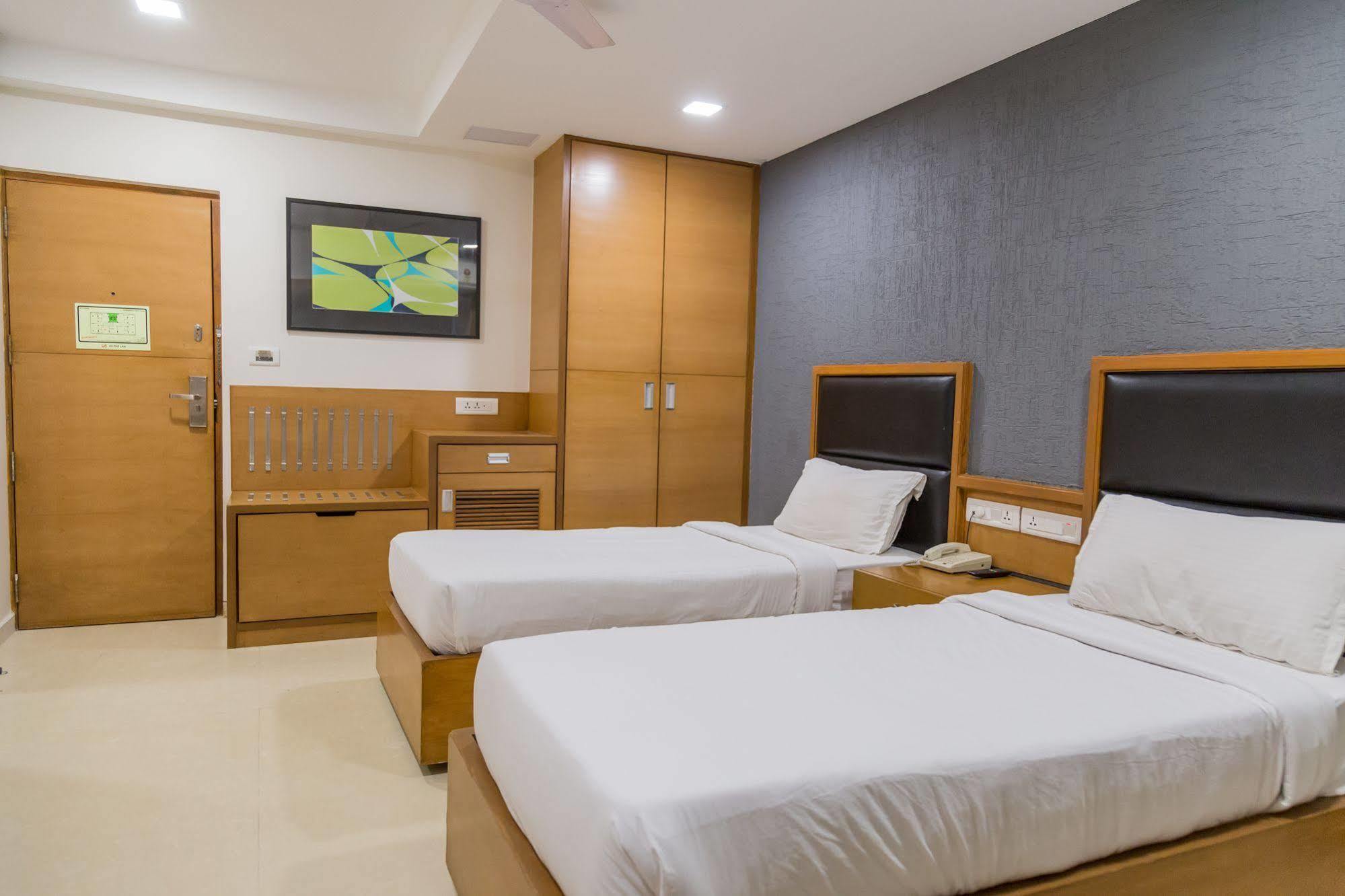 Hotel Ahmedabad Vastrapur Extérieur photo